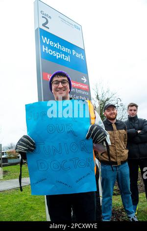 Slough, Berkshire, Großbritannien. 14. März 2023. Junior Doctors streiken vor dem Wexham Park Hospital in Slough Berkshire am zweiten Tag der Junior Doctors 72 Stunde Streik über Gehalt, Renten und Arbeitsbedingungen. Es wird erwartet, dass Berater und leitende Ärzte Deckung bieten, aber viele geplante Krankenhaustermine werden in ganz England abgesagt. Kredit: Maureen McLean/Alamy Live News Stockfoto