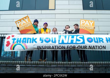 Slough, Berkshire, Großbritannien. 14. März 2023. Junior Doctors streiken vor dem Wexham Park Hospital in Slough Berkshire am zweiten Tag der Junior Doctors 72 Stunde Streik über Gehalt, Renten und Arbeitsbedingungen. Es wird erwartet, dass Berater und leitende Ärzte Deckung bieten, aber viele geplante Krankenhaustermine werden in ganz England abgesagt. Kredit: Maureen McLean/Alamy Live News Stockfoto