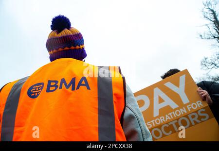 Slough, Berkshire, Großbritannien. 14. März 2023. Junior Doctors streiken vor dem Wexham Park Hospital in Slough Berkshire am zweiten Tag der Junior Doctors 72 Stunde Streik über Gehalt, Renten und Arbeitsbedingungen. Es wird erwartet, dass Berater und leitende Ärzte Deckung bieten, aber viele geplante Krankenhaustermine werden in ganz England abgesagt. Kredit: Maureen McLean/Alamy Live News Stockfoto