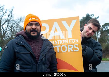 Slough, Berkshire, Großbritannien. 14. März 2023. Junior Doctors streiken vor dem Wexham Park Hospital in Slough Berkshire am zweiten Tag der Junior Doctors 72 Stunde Streik über Gehalt, Renten und Arbeitsbedingungen. Es wird erwartet, dass Berater und leitende Ärzte Deckung bieten, aber viele geplante Krankenhaustermine werden in ganz England abgesagt. Kredit: Maureen McLean/Alamy Live News Stockfoto