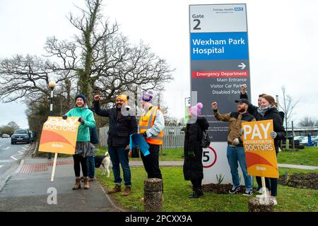 Slough, Berkshire, Großbritannien. 14. März 2023. Junior Doctors streiken vor dem Wexham Park Hospital in Slough Berkshire am zweiten Tag der Junior Doctors 72 Stunde Streik über Gehalt, Renten und Arbeitsbedingungen. Es wird erwartet, dass Berater und leitende Ärzte Deckung bieten, aber viele geplante Krankenhaustermine werden in ganz England abgesagt. Kredit: Maureen McLean/Alamy Live News Stockfoto