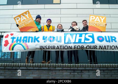 Slough, Berkshire, Großbritannien. 14. März 2023. Junior Doctors streiken vor dem Wexham Park Hospital in Slough Berkshire am zweiten Tag der Junior Doctors 72 Stunde Streik über Gehalt, Renten und Arbeitsbedingungen. Es wird erwartet, dass Berater und leitende Ärzte Deckung bieten, aber viele geplante Krankenhaustermine werden in ganz England abgesagt. Kredit: Maureen McLean/Alamy Live News Stockfoto