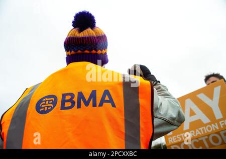 Slough, Berkshire, Großbritannien. 14. März 2023. Junior Doctors streiken vor dem Wexham Park Hospital in Slough Berkshire am zweiten Tag der Junior Doctors 72 Stunde Streik über Gehalt, Renten und Arbeitsbedingungen. Es wird erwartet, dass Berater und leitende Ärzte Deckung bieten, aber viele geplante Krankenhaustermine werden in ganz England abgesagt. Kredit: Maureen McLean/Alamy Live News Stockfoto