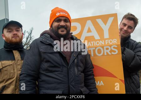 Slough, Berkshire, Großbritannien. 14. März 2023. Junior Doctors streiken vor dem Wexham Park Hospital in Slough Berkshire am zweiten Tag der Junior Doctors 72 Stunde Streik über Gehalt, Renten und Arbeitsbedingungen. Es wird erwartet, dass Berater und leitende Ärzte Deckung bieten, aber viele geplante Krankenhaustermine werden in ganz England abgesagt. Kredit: Maureen McLean/Alamy Live News Stockfoto