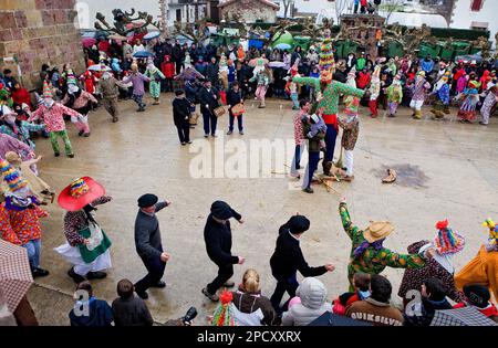Txatxos Tanz der Zortziko Tanz und Miel Otxin.In Frontón´. Lantz Karneval. Navarra. Spanien Stockfoto