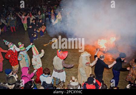 Txatxos Tanz der Zortziko Tanz und Miel Otxin brennen. In Frontón´. Lantz Karneval. Navarra. Spanien Stockfoto