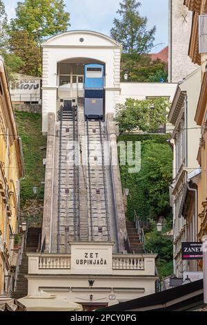 Editorial: ZAGREB, KROATIEN, 30. OKTOBER 2022 - Blick auf die Zagreb Standseilbahn, die kürzeste Standseilbahn der Welt und die erste öffentliche Verkehrsmittel Stockfoto