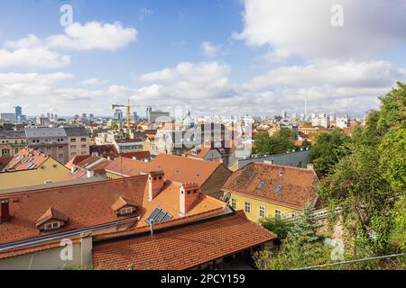 Editorial: ZAGREB, KROATIEN, 30. OKTOBER 2022 - Blick über Zagreb, mit der Standseilbahn im Hintergrund Stockfoto