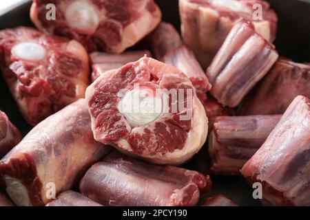 Rohe Ochsenschwanzstücke mit Knochen, gelatineartiges Fleisch, in der Regel langsam gekocht als Eintopf oder geschmort, traditionelle Basis für Ochsenschwanzsuppe, ausgewählter Schwerpunkt, n Stockfoto