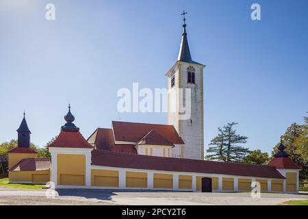 Allgemeiner Blick auf die Kirche der Heiligen Maria des Schnees im kleinen Dorf Belec Stockfoto