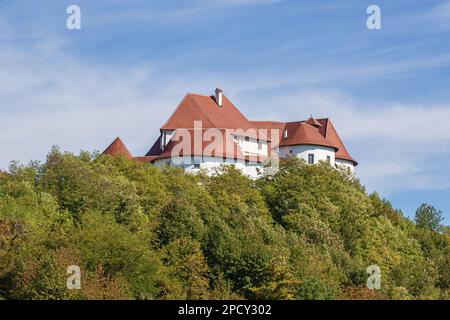 Schloss Veliki Tabor hoch auf dem Hügel, eine befestigte Burg, die den südwestlichsten Teil von Hrvatsko Zagorje dominiert Stockfoto