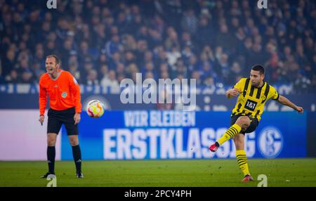 Gelsenkirchen, Deutschland. 11. März 2023. Raphael Guerreiro (BVB) FC Schalke 04 - Borussia Dortmund 11.03.2023 Copyright (nur für journalistische Zwec Stockfoto