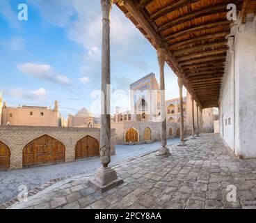 Khiva, Usbekistan. Blick auf Khojamberdibai Madrassah von der AK-Moschee Stockfoto