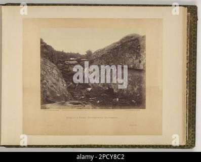 Heimat eines Rebellen-Scharfschützen/Alex. Gardner, Fotograf... William Frassanito in „Gettysburg: A Journey in Time“ schreibt Timothy O'Sullivan als Fotografen dieses Bildes. Obwohl Gardner diese Ansicht in seinem Skizzenbuch anerkennt, wurde der Kameramann im Originalkatalog, der nur zwei Monate nach der Schlacht herausgegeben wurde, als O'Sullivan identifiziert, Illus. In: Gardners fotografisches Skizzenbuch des Krieges / Alexander Gardner. Washington, D.C. : Philp & Solomons, [c1866], v. 1, no 41, Ein Ausschnitt von Konföderierten Veteranen, v. 33, geklebt auf der Rückseite des Lagers VON LOT 4168, Nr. 19 identifiziert die s. Stockfoto