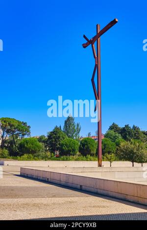 Hochkreuz-Denkmal, neue Basilika der Heiligen Dreifaltigkeit in Fatima, Portugal, an sonnigen Tagen. Stockfoto