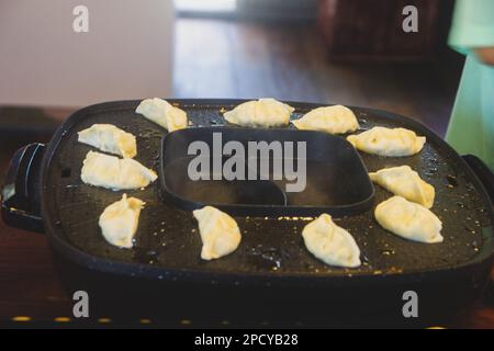 Gyoza oder Knödel-Snack, Nahaufnahme von gebratenem Gyoza in einer Pfanne Stockfoto