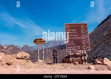 Die wilde Straße durch Snake Canyon und Wadi Ban auf bei Sonnenaufgang, Western Hajar Mountains, Oman Stockfoto