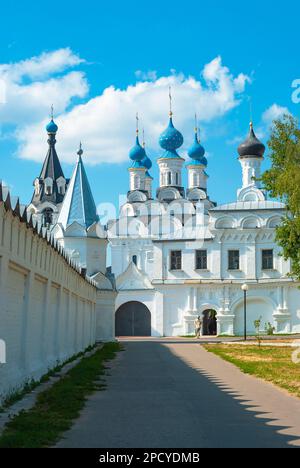 Murom. Russland. Das Verkündigungskloster. Im Vordergrund befindet sich die Torkirche von St. Stephen, gefolgt von der Verkündigungskathedrale Stockfoto