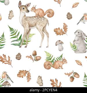 Wasserfarbener Wald, nahtloses Muster mit Hirsch, Kaninchen, Eichhörnchen, Schmetterling, Farn, Kiefernzapfen, Blätter, Boletus und Eichel Stockfoto