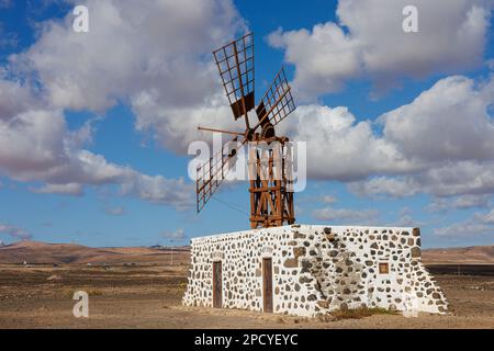 Windmühle in der Nähe des Dorfes Puerto Lajas auf Fuerteventura, Kanarische Insel Stockfoto