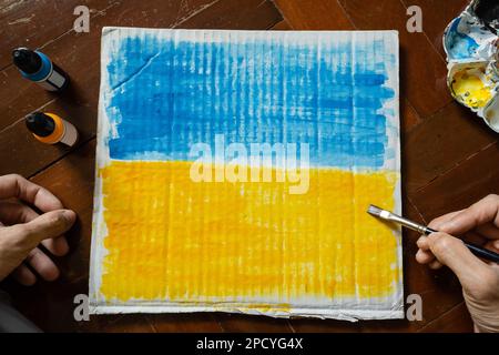 Die ukrainische Flagge war auf Pappe gemalt Stockfoto