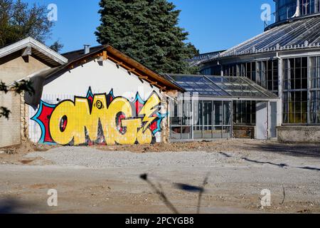 „OMG!“ – Graffiti an der Innenwand, die während des Abbruchs freigelegt wurde; Botanischer Garten der Universität Kopenhagen; Kopenhagen, Dänemark Stockfoto