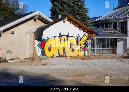 „OMG!“ – Graffiti an der Innenwand, die während des Abbruchs freigelegt wurde; Botanischer Garten der Universität Kopenhagen; Kopenhagen, Dänemark Stockfoto