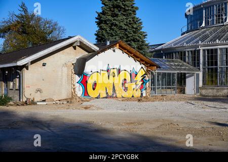 „OMG!“ – Graffiti an der Innenwand, die während des Abbruchs freigelegt wurde; Botanischer Garten der Universität Kopenhagen; Kopenhagen, Dänemark Stockfoto