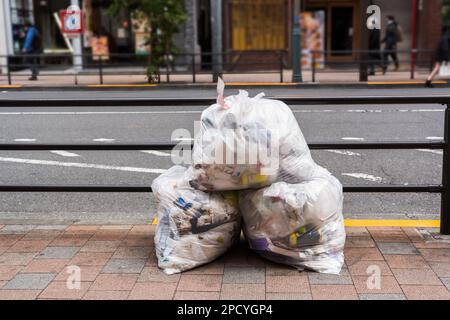 Ein Haufen Müllsack auf einem Fußweg in Tokio, Japan Stockfoto