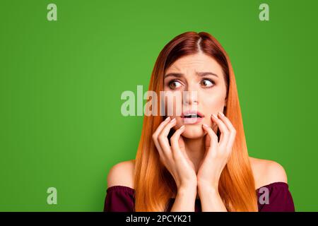 Oh, kein Konzept menschlicher Emotionen. Nahaufnahme des Porträts einer verwirrten schönen Frau mit offenem Mund, großen Augen isoliert auf gelbem Hintergrund. Junge, verängstigte Frau Stockfoto