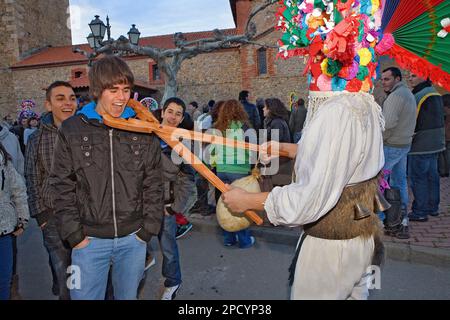 Antruejo (Karneval). Guirrio mit einer Zange Abfangen einer Person. Lamas De La Ribera. León. Castilla y León. Spanien Stockfoto