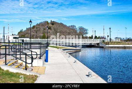 Caledonian Canal Inverness Schottland blauer Himmel und Sonnenschein über der Torvean Swing Bridge Stockfoto