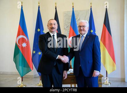 Berlin, Deutschland. 14. März 2023. Der deutsche Präsident Frank-Walter Steinmeier (r) empfängt Ilham Alijew, den Präsidenten Aserbaidschans, zu Gesprächen im Schloss Bellevue. Kredit: Bernd von Jutrczenka/dpa/Alamy Live News Stockfoto