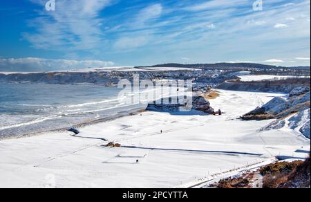 Cullen Bay Golfplatz Moray Schottland blauer Himmel im Winter und unberührter Schnee Stockfoto