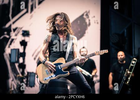 Turin, Italien. 30 giugno 2022. Il Cantante Rock italiano Vasco ha suonato dal vivo sul palco dello stadio Olimpico Torino. Kredit: Andrea Pinna Stockfoto