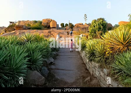 Pfad zum Gipfel des Hemakuta Hill in Hampi, Karnataka, Indien Stockfoto