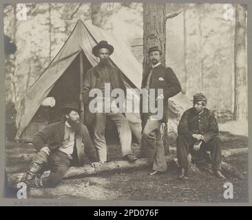 Captain Sleeper 10. Mass. Battery and Other Officers, Dez. 1863, Brandy Station, Virginia, Dez. 1863. Captain J. Henry Sleeper, 10. Mass. Battery und Alfred R. Waud. Nr. 86, Titel von Artikel, alternativer Titel und Fotograf aus dem Katalog der fotografischen Vorfälle des Krieges, aus der Galerie von Alexander Gardner... von Bob Zeller, veröffentlicht vom Center for Civil war Photography, c2003, Purchase; L.C. Handy, Washington, D.C.; 1905. November 25; (DLC/PP-1905: 42760A). United States, Army, Massachusetts Light Artillery Battery, 10. (1862-1865) , United States, History, Civil war, 1861-1865, Einheit Stockfoto