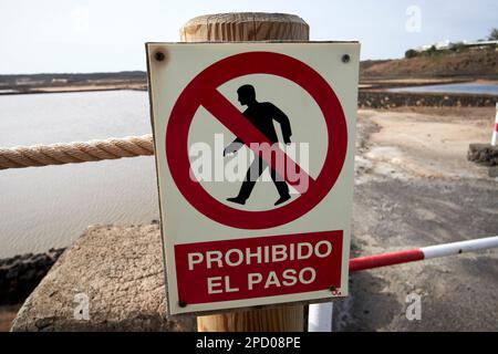 prohibido el paso kein Zutrittsschild an salinas de janubio Salzebenen Lanzarote, Kanarische Inseln, Spanien früher gingen Touristen einfach um den Sitz herum Stockfoto