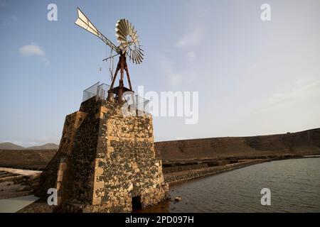 Neu gebaute Windräder für Wasserpumpstation salinas de janubio Salzebenen Lanzarote, Kanarische Inseln, Spanien die Salzebenen waren oder Stockfoto