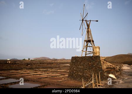 Endstufe Salzwasserverdampfbecken mit Überresten des alten, windbetriebenen Pumpturms salinas de janubio Salzebenen Lanzarote, Kanarische Inseln, Spanien Stockfoto