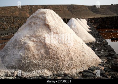 Salzhaufen, die für die Tour von den letzten Tanks in salinas de janubio Salzebenen auf Lanzarote, Kanarischen Inseln, Spanien gesammelt wurden. Die Hütchen sind im Winter und Stockfoto