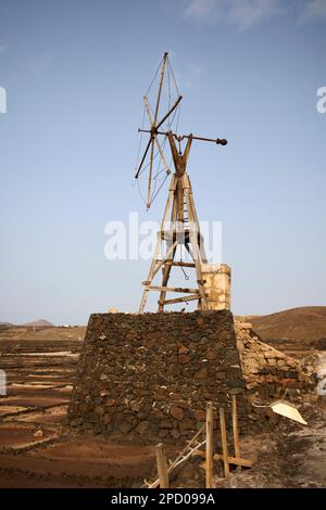 Endstufe Salzwasserverdampfbecken mit Überresten des alten, windbetriebenen Pumpturms salinas de janubio Salzebenen Lanzarote, Kanarische Inseln, Spanien Stockfoto