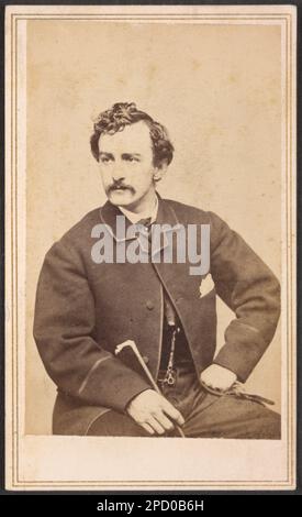 John Wilkes Booth sitzend, mit Stock in der Hand / Silsbee, Case & Co., Fotografen, 299-1/2 Washington Street, Boston. Case & Getchell, vom 3. Dezember 1862. Liljenquist Family Sammlung von Bürgerkriegsfotos, pp/liljpaper. Booth, John Wilkes, 1838-1865. Stockfoto