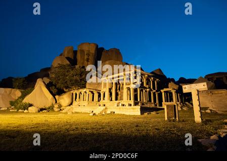 Der Yeduru Basavanna, auch bekannt als monolithischer Stier, befindet sich östlich des Virupaksha Basars in Hampi. Nandi ist ein Berg von Lord Shiva. Stockfoto