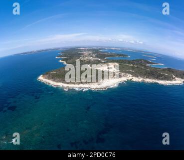 Drohnenaufnahme von Kap Kamenjak, einem Naturschutzgebiet an der Südspitze der istrischen Halbinsel in Kroatien, Europa Stockfoto