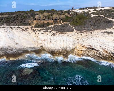 Drohnenaufnahme von Kap Kamenjak, einem Naturschutzgebiet an der Südspitze der istrischen Halbinsel in Kroatien, Europa Stockfoto