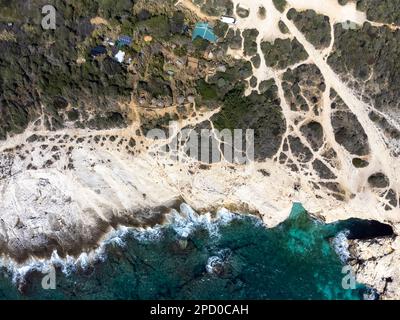 Drohnenaufnahme von Kap Kamenjak, einem Naturschutzgebiet an der Südspitze der istrischen Halbinsel in Kroatien, Europa Stockfoto