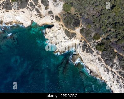 Drohnenaufnahme von Kap Kamenjak, einem Naturschutzgebiet an der Südspitze der istrischen Halbinsel in Kroatien, Europa Stockfoto