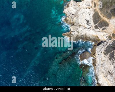 Drohnenaufnahme von Kap Kamenjak, einem Naturschutzgebiet an der Südspitze der istrischen Halbinsel in Kroatien, Europa Stockfoto