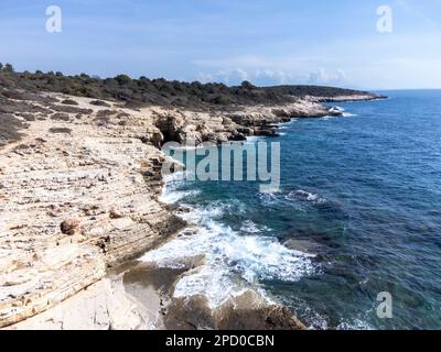 Drohnenaufnahme von Kap Kamenjak, einem Naturschutzgebiet an der Südspitze der istrischen Halbinsel in Kroatien, Europa Stockfoto